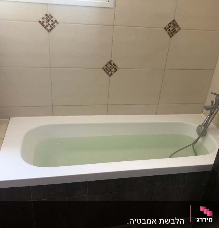 אמבטיה עם מים, ברז ומקלחת יד